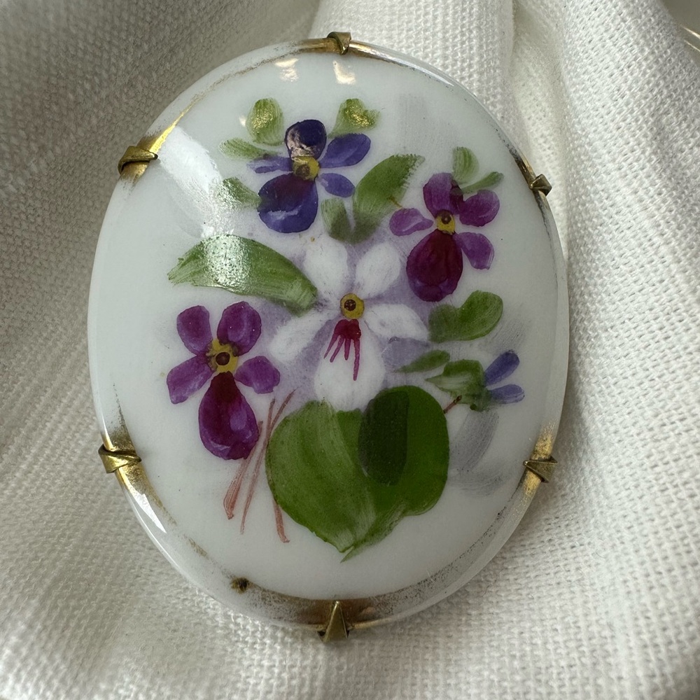 Antique Vintage Victorian hand-painted porcelain brooch featuring violet flowers - Picture 7 of 8